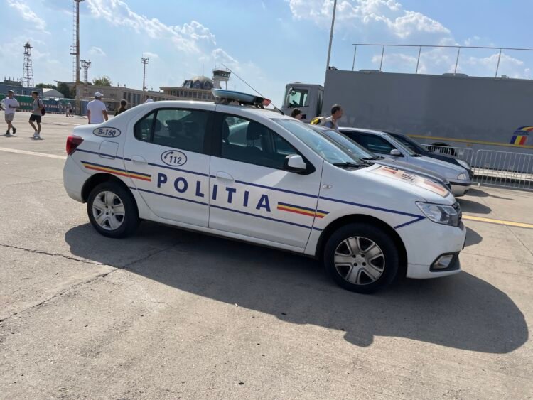 Hackeri români, implicați într-o fraudă de 106 milioane de euro pe o platformă de comerț online 1 masina politie