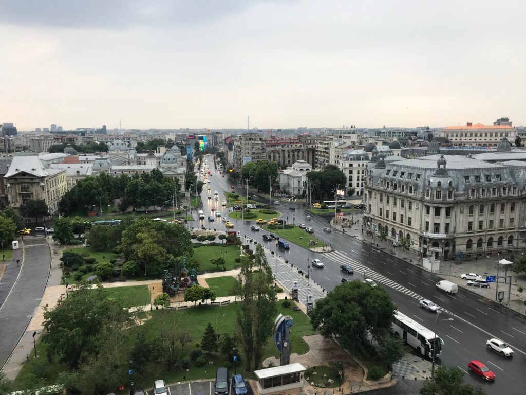 Bucureștiul a depășit 52.000 de locuri de parcare publică cu plată. Cât costă parcarea și ce opțiuni de plată au șoferii