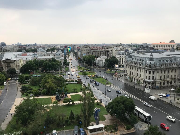 Bucureștiul a depășit 52.000 de locuri de parcare publică cu plată. Cât costă parcarea și ce opțiuni de plată au șoferii