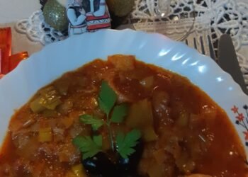 Rețeta zilei de sâmbătă, 15 februarie 2025 – „Mâncare de praz cu măsline și carne de pui”