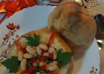 Rețeta zilei de 19 februarie 2025 – „Mâncărică de fasole uscată pusă în pâine țărănească”