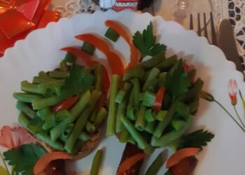 Rețeta zilei de marți,  18 februarie 2025 – Cârnați prăjiți cu salată de fasole verde