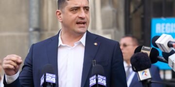Scandal și surprize: Anca Alexandrescu, susținută de AUR pentru Primăria Capitalei, promite să taie contractele lui Sebastian Ghiță! 4 shutterstock 2595367933