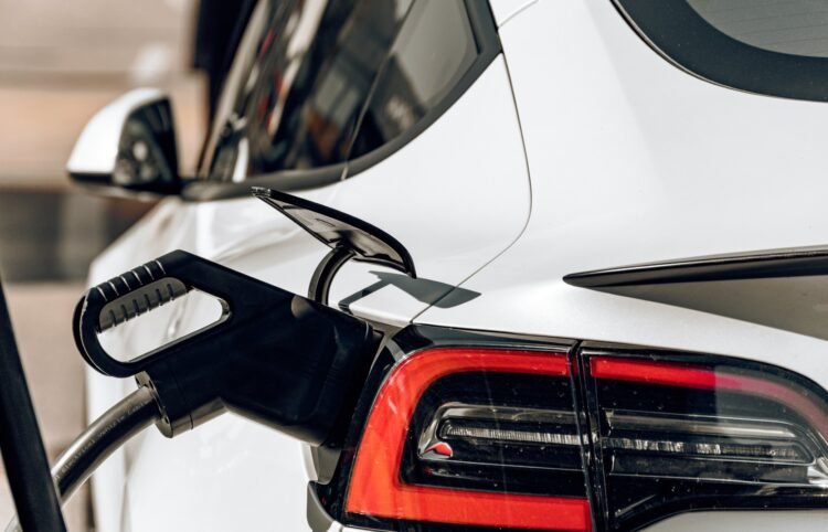 Elon Musk lovește din nou. cumpără acțiuni Tesla în valoare de 1 miliard de dolari!