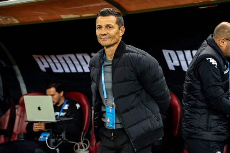 Furie în Bănie! Costel Gâlcă a părăsit terenul după un penalty controversat 1 Costel Constantin Galca