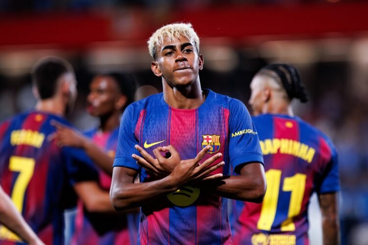 Yamal a postat o fotografie cu fanii furioși ai lui Real Madrid înainte de El Clasico. 1 shutterstock 2667549345